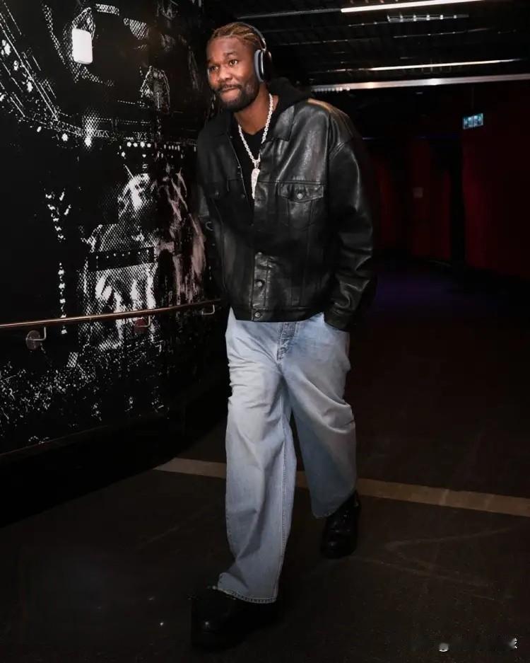 下面是一条关于湖人当家中锋艾顿的好消息！明天湖人将会在客场挑战太阳，让人感到非常