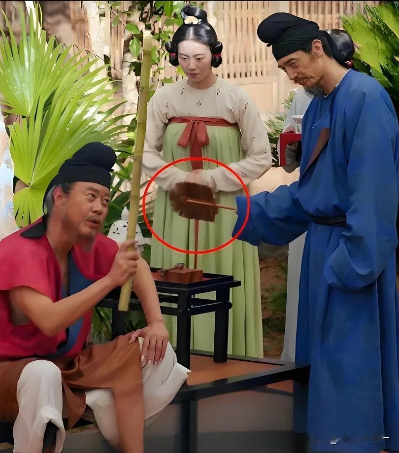 演员公磊说，为了抢扇子这个道具，我差点儿得罪了冯嘉怡。在电视剧《长安的荔