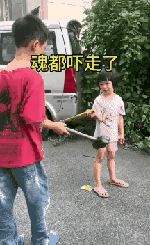 我相信这个视频是真的，有些人天生就不怕蛇。我上学的时候，班里有个同学就拿着小蛇在