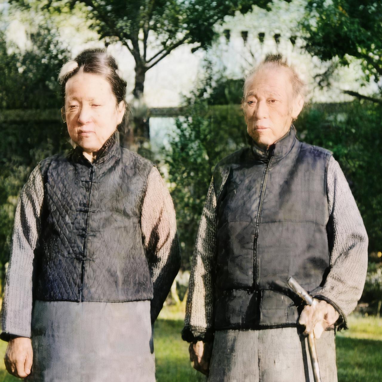 这两位就是慈禧的“儿媳妇”瑜妃、瑨妃，一张罕见的留影，这张照片拍摄于1925年，