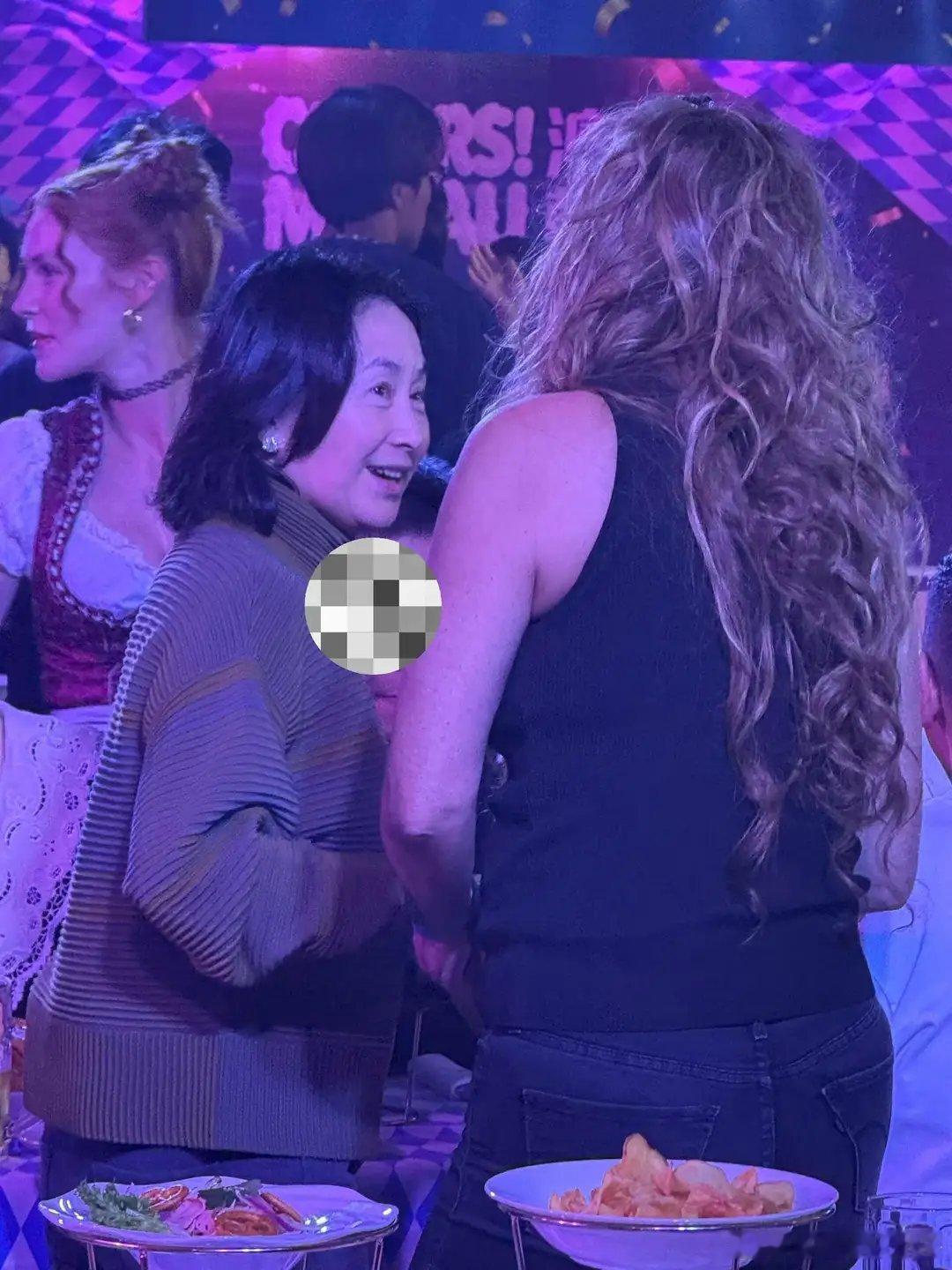 赌王女儿何超琼最近几天很忙碌，她在澳门参加了啤酒节，又和妹妹何超凤一起传递全运会