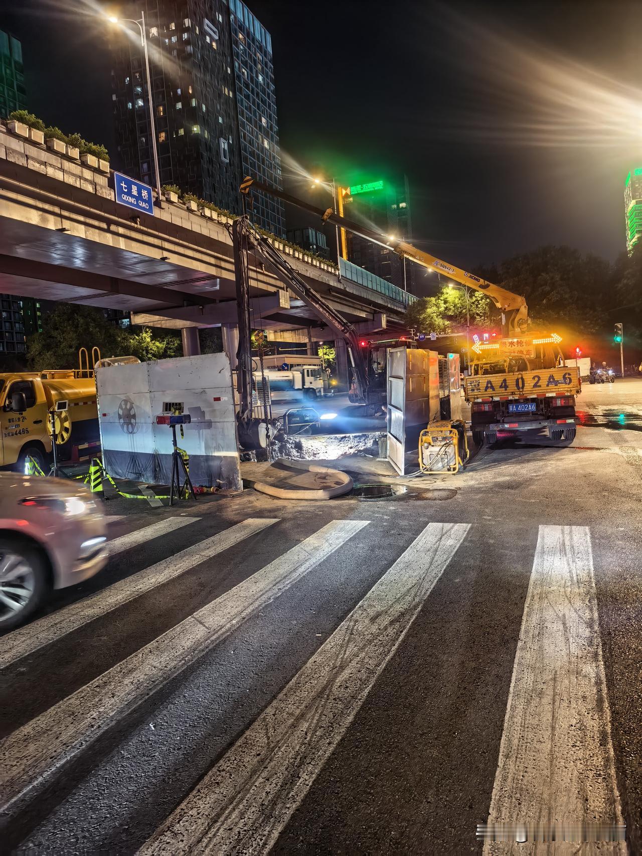 石家庄槐安路某十字路口，工人们夜间施工，还是很辛苦的。具体故障不知道，不过看到大