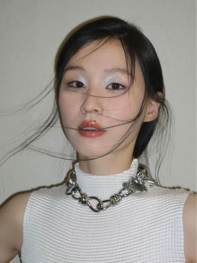 为什么娱乐圈单眼皮的女明星很少见？除了金靖好像都没有肿眼泡的，只有她走出了这种与