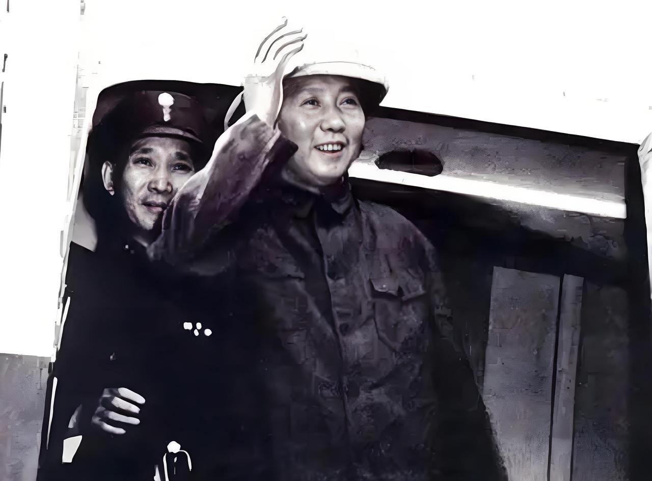 1945年深秋，延安杨家岭的窑洞里气氛紧张到了极点。刚结束重庆谈判回来的毛主席突