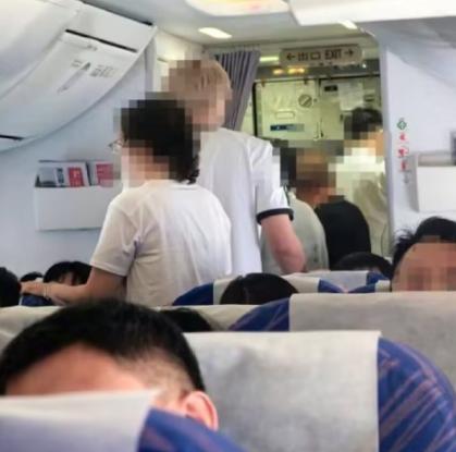 航司喂乘客喝西梅汁，万米高空集体窜稀？万米高空，密闭机舱，一百多名乘客喝下同