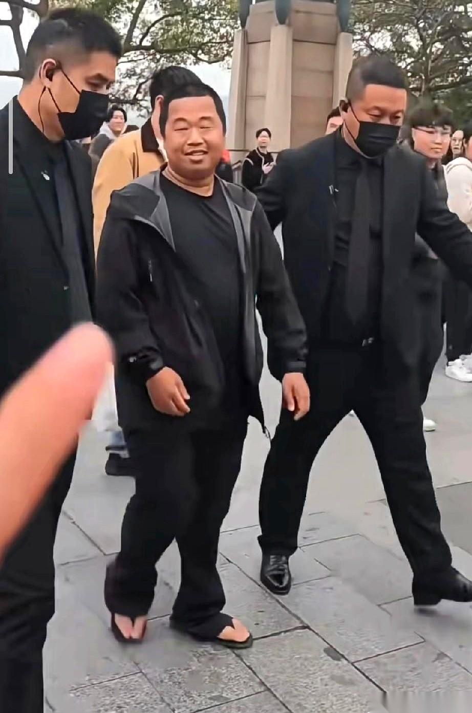 你要是在网上刷到千万粉大V“蓝战非”的视频，第一眼扫过去，大概率会觉得这人长得有