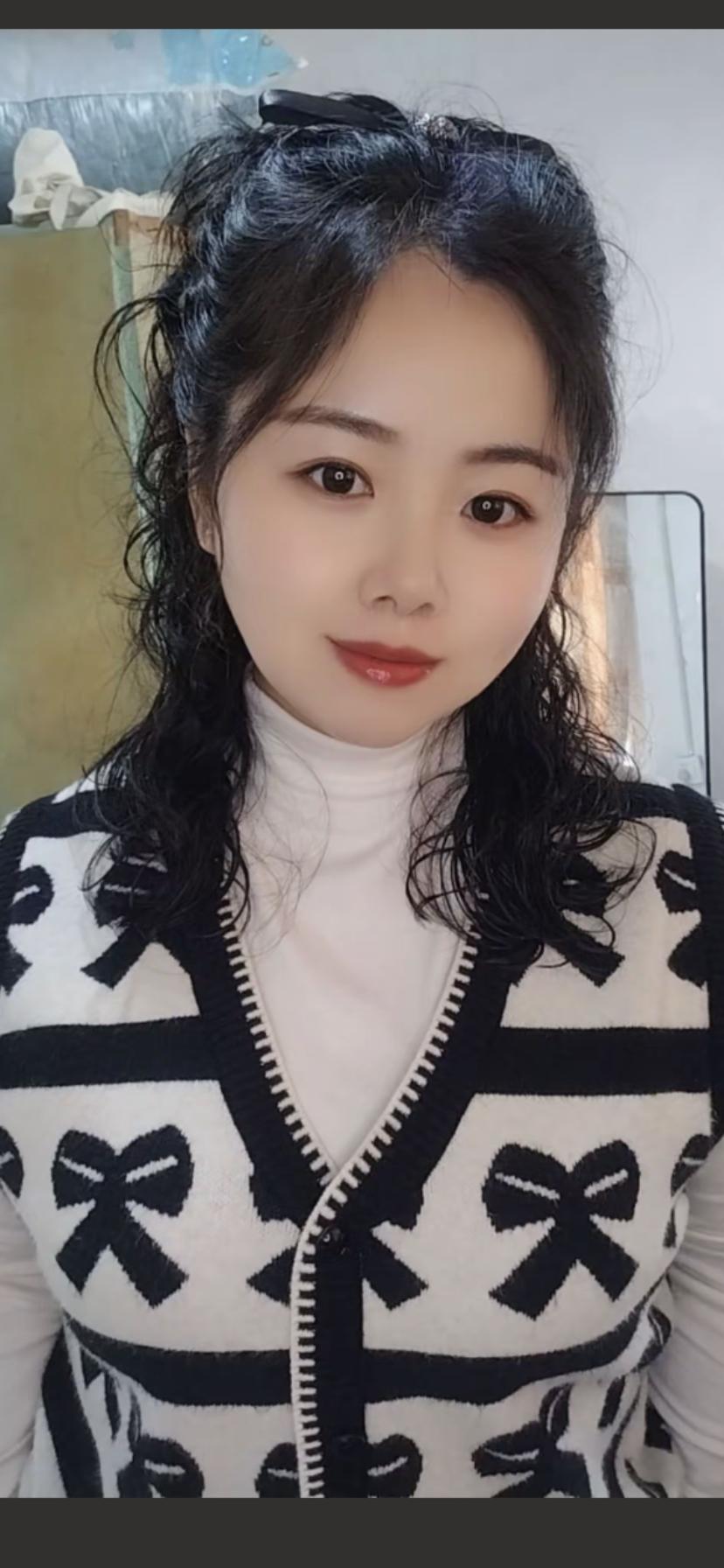 温柔甜美的日常穿搭，黑白蝴蝶结毛衣搭配白色高领衫，简约而不失时尚！💕