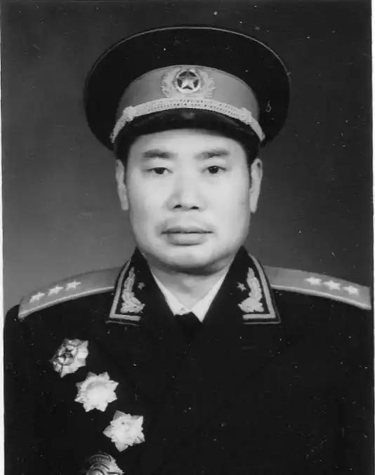 1939年，正在清点战利品的八路军缴获一门木头做的假炮，刚想要烧了，旁边的杨得志