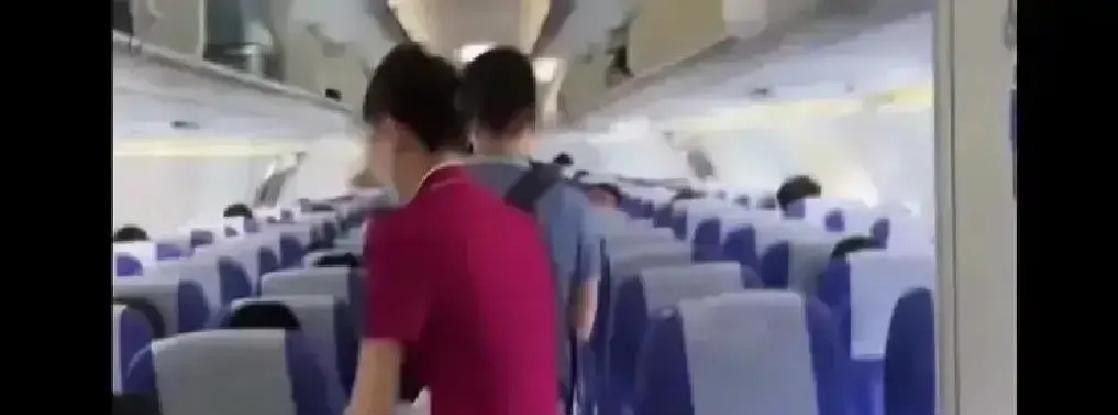 陈冠希在东京飞纽约的航班上跟空乘吵了一架，原因说出来很多人都有共鸣。飞机落地后他正从行李架取东西，后