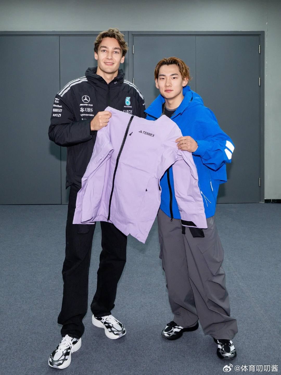 苏翊鸣晒与拉塞尔合照更新社媒晒出参加活动，与拉塞尔和窦靖童的合照中国大奖赛唯一