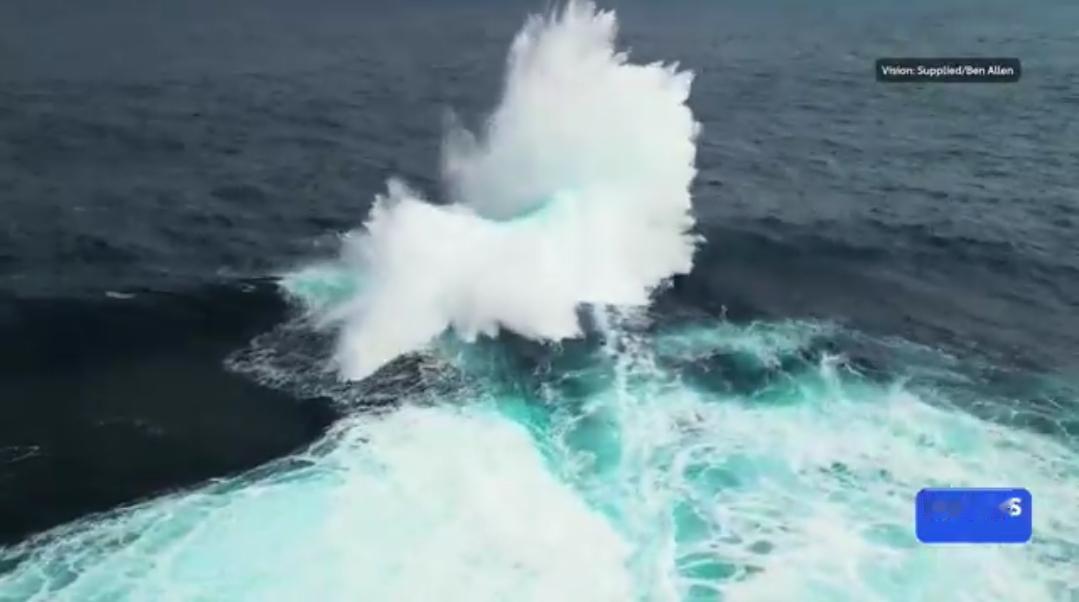 新闻快讯——西澳州南部外海出现罕见“爆炸式”巨浪，摄影师艾伦与冲浪者怀特在离岸约