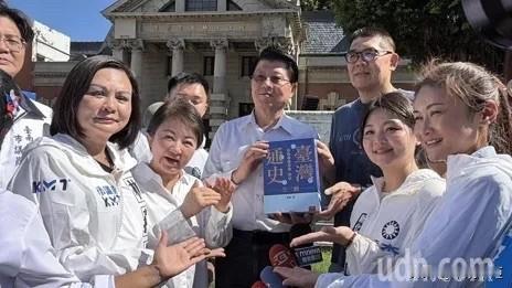 卢秀燕、连胜文赴台南合体谢龙介连家故居前赠送“台湾通史”台中市长卢秀燕今（
