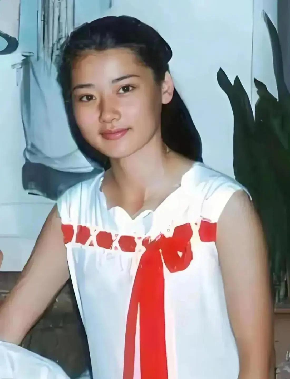 5岁那年，母亲骗她去照相馆拍照。她穿上最漂亮的衣服，雀跃地跟着走，结果被送到了父