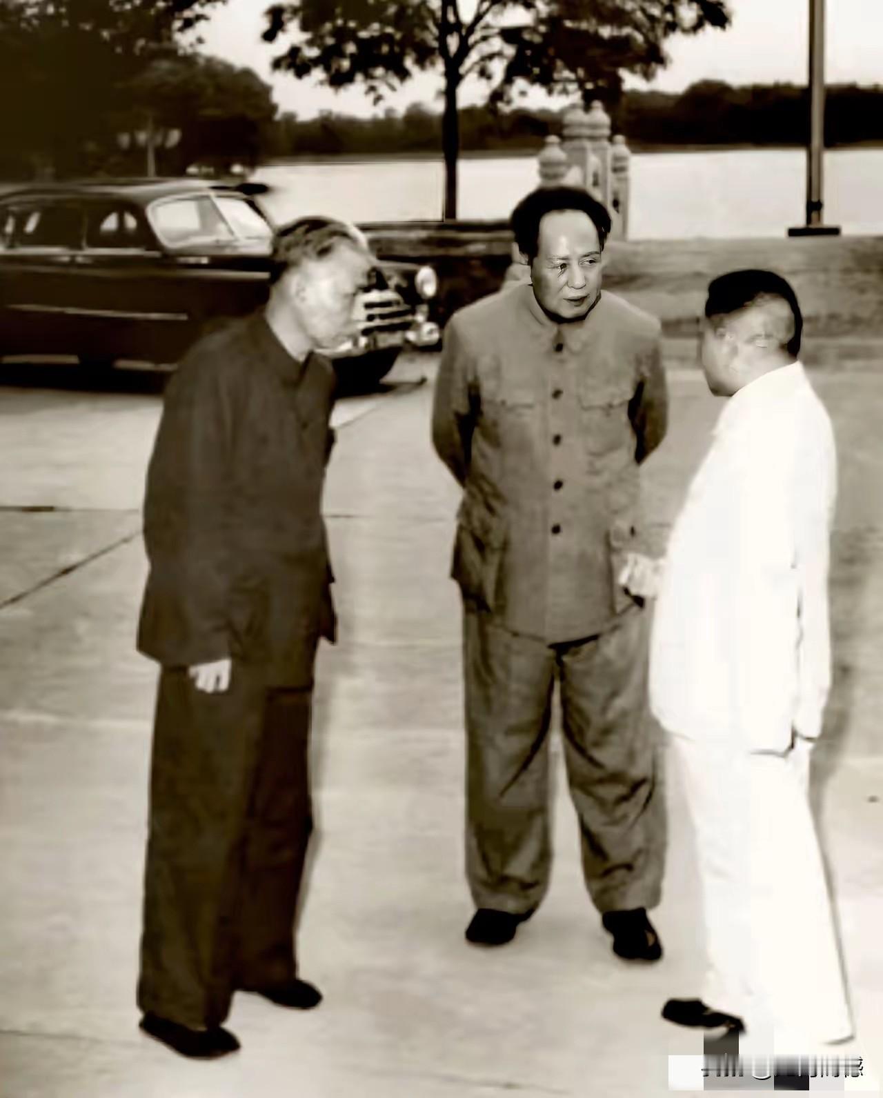 当年老一辈无产阶级革命家的风采，以及他们的魅力和魄力，通过这张黑白照片，我们也能