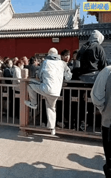 这可真是大快人心！即使翻越栏杆的男子已经插队成功，但是旁边保安大哥还是坚持着要把