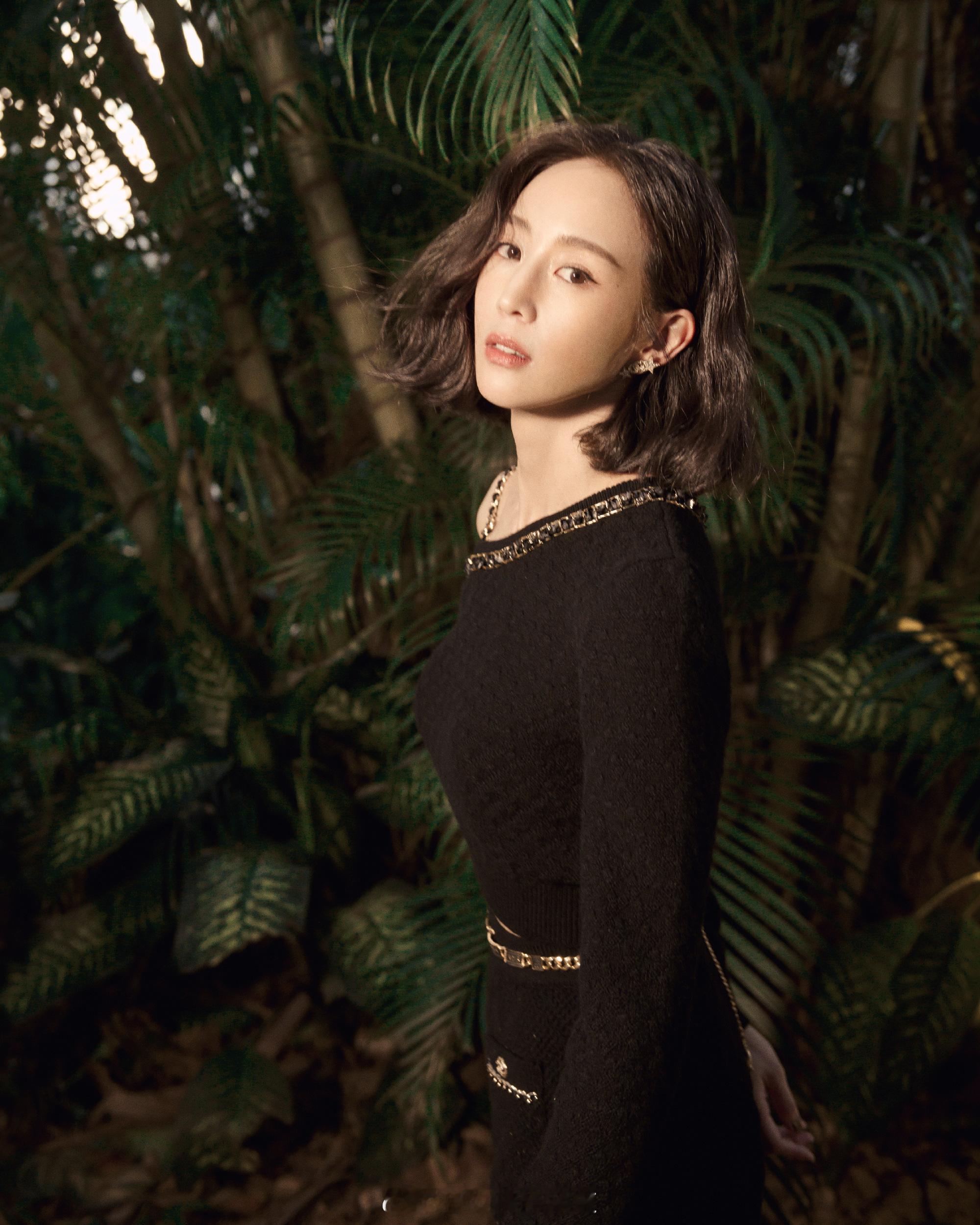 张钧甯黑色系小香风穿搭