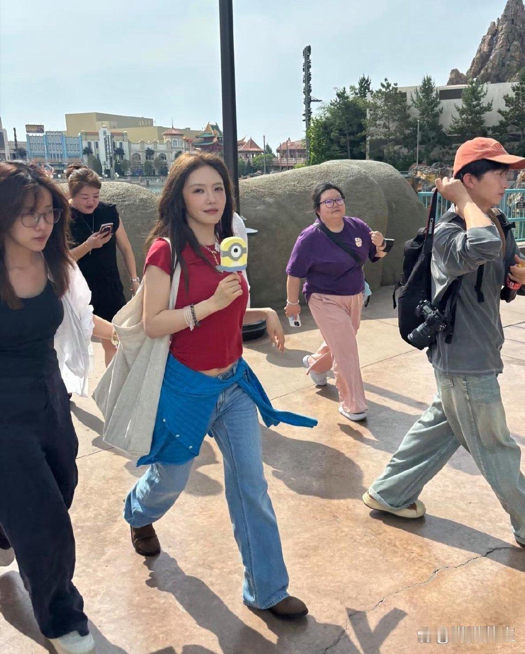 36岁蔡文静在北京环球影城游玩被偶遇，她现实中真人太漂亮了，身材凹凸有致，一点也不干柴，而且皮肤超好