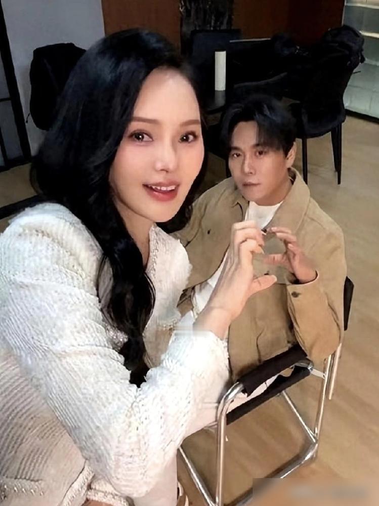 秦昊当着全国观众的面，对伊能静说：你越来越像我妈了。伊能静刚笑着回忆，撞见他