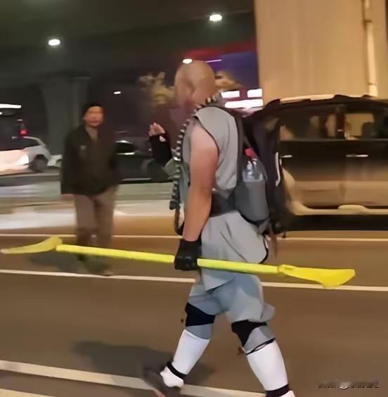 这个和尚，凭一己之力拉低了山西当地的治安案件发生率，每天深夜准时现身街头，光头袈