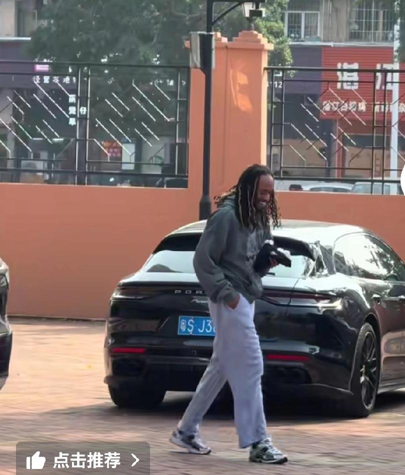 麦考尔炸街暴露豪车，打扮怪异，让人对宏远外援难看好麦考尔跟萨林杰和奎因炸街，