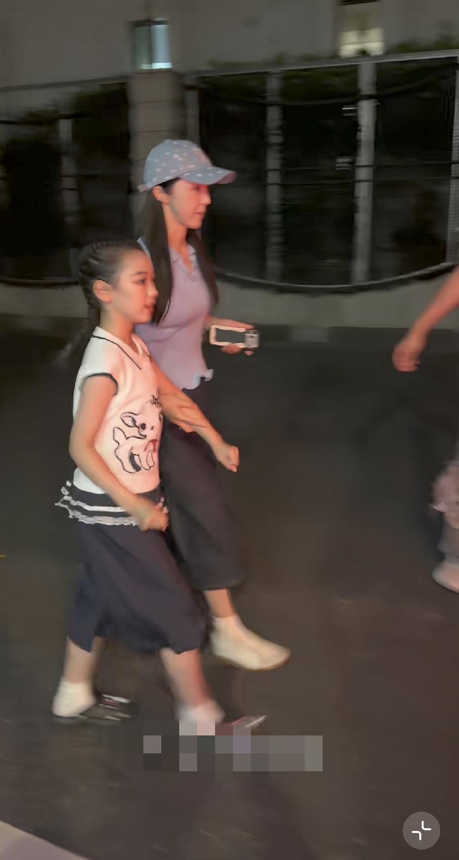 6月5日晚上，小酒窝话剧演出完毕牵着佟丽娅的手出来，后面又牵着妈妈董璇的手，怎么
