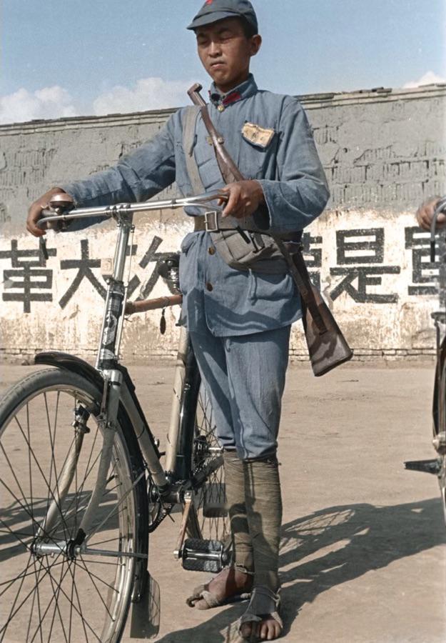 1937年，全面抗战爆发后，刚改编的敌后武装八路军战士，看军装还是红军制式的样子