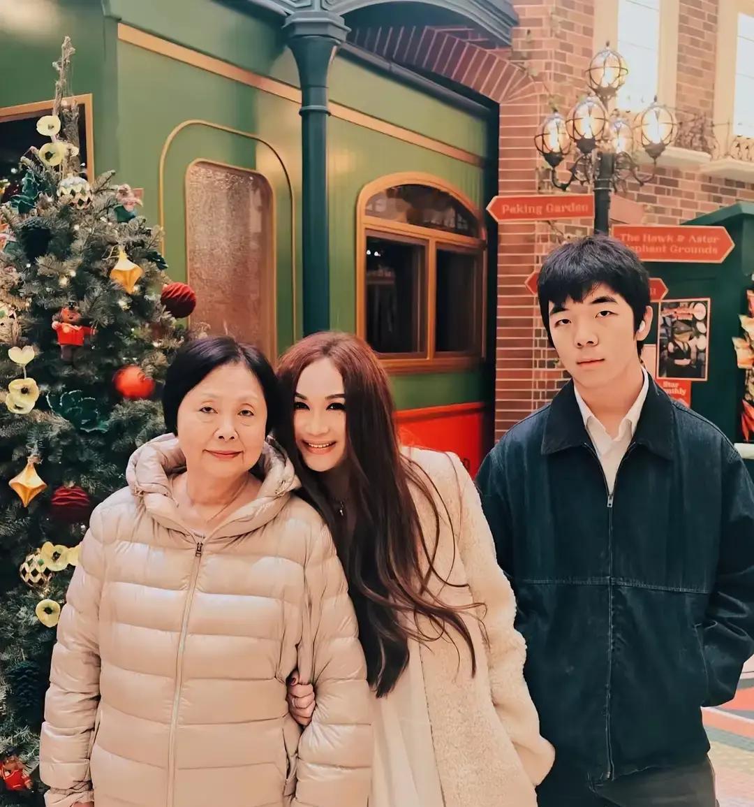 养子竟像丈夫？温碧霞沉默十年首次开口一张全家福，鼻子一模一样，网友炸了：代