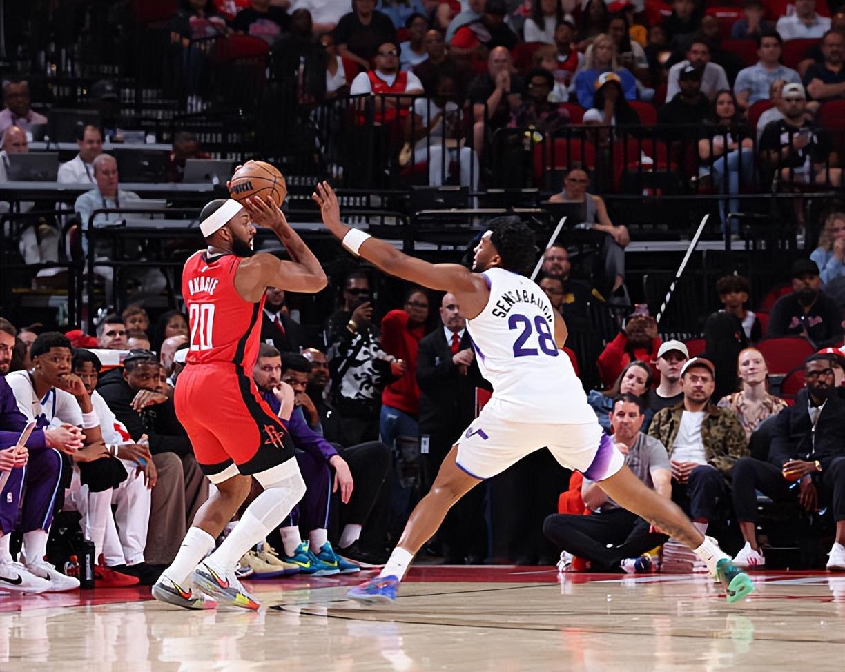 面对爵士，奥科吉出场9分55秒，投篮1中1，得到了2分2抢断的数据，正负值则是达