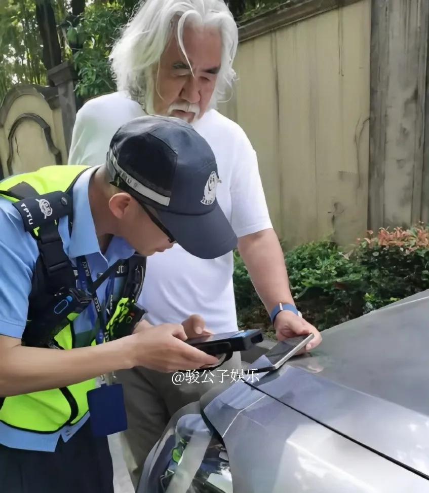 #张纪中驾车撞人后承担责任#据网友爆料，5月7日，其母亲驾车时与张纪中的车子发