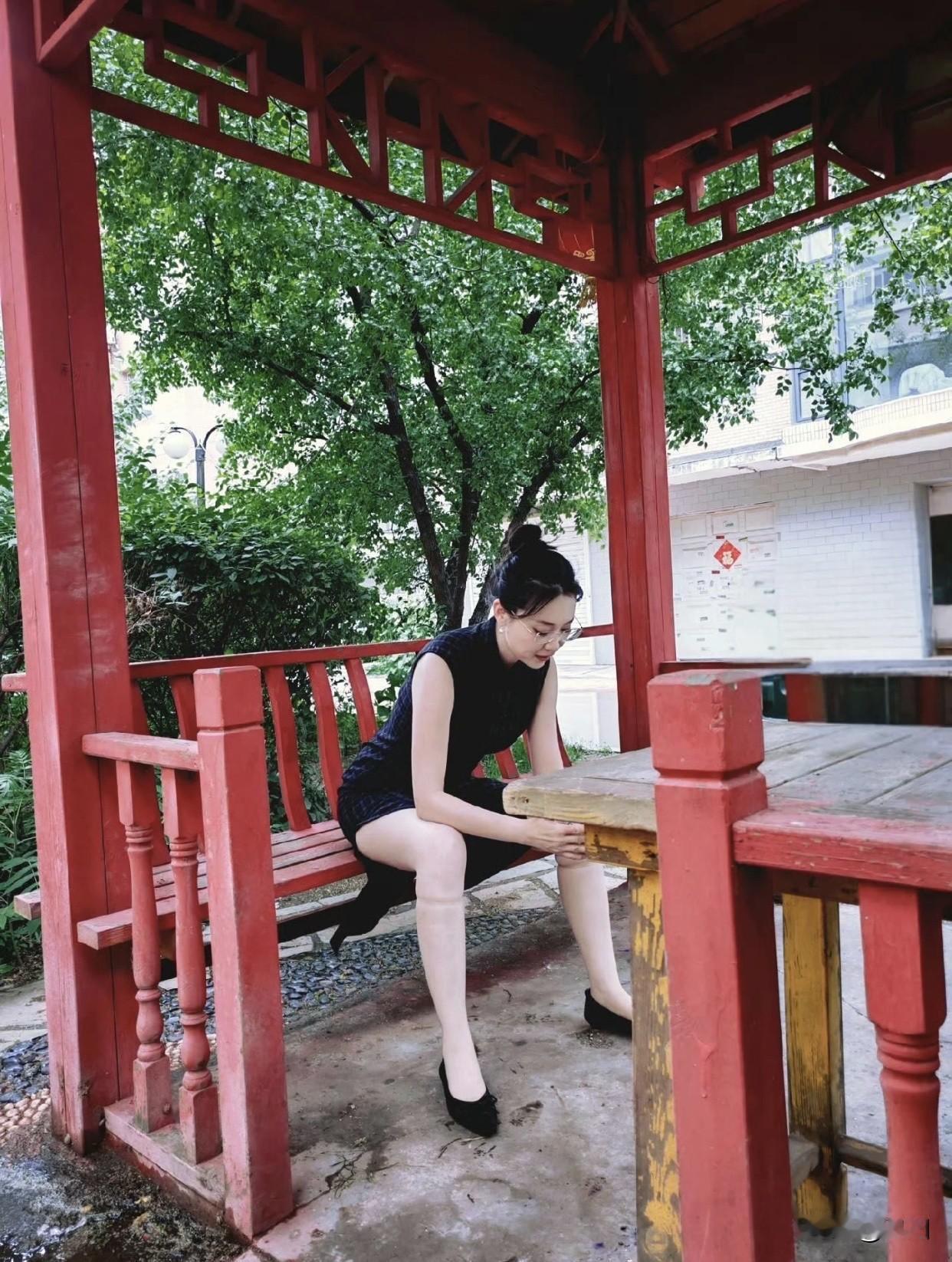 每日随手拍张照在绿意盎然的庭院中，静坐享受宁静时光。