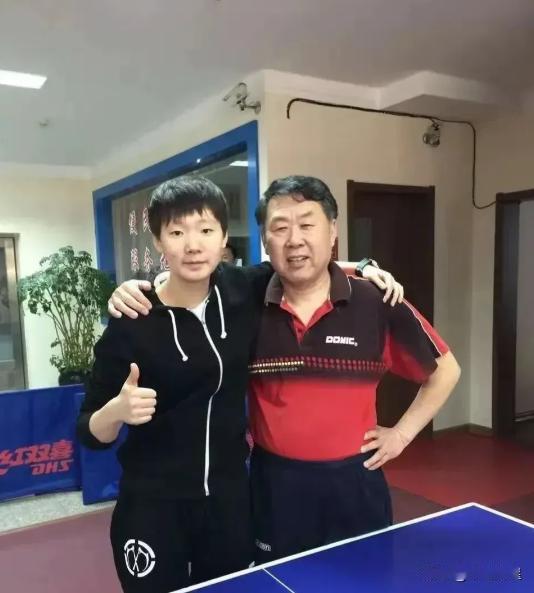 王曼昱把一辆崭新SUV的钥匙，塞到79岁的老教练手里时，估计好多人都不知道这老爷