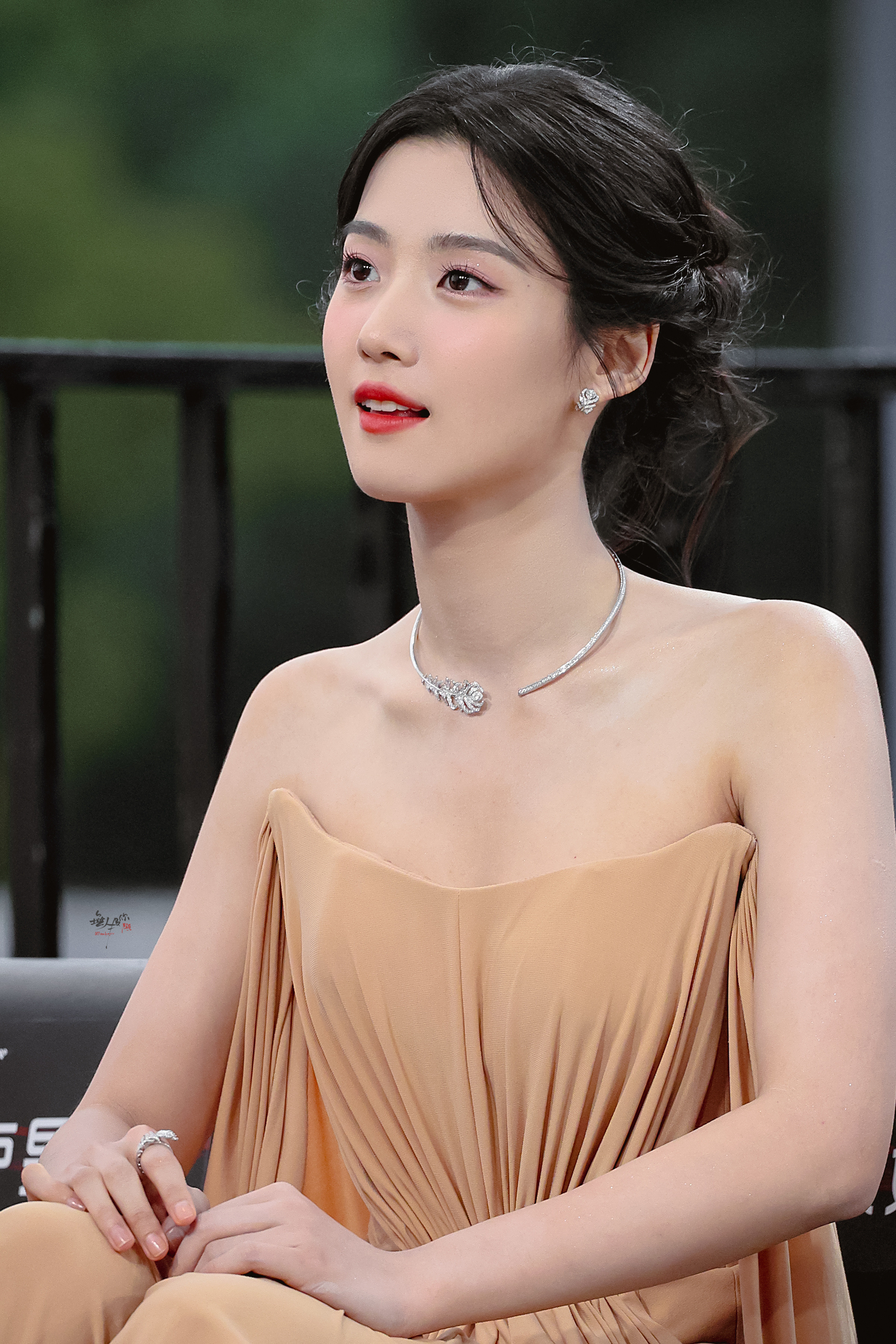 卢昱晓五官精致又立体，气质还这么独特，妥妥的颜值天花板，看一眼就被狠狠惊艳到～
