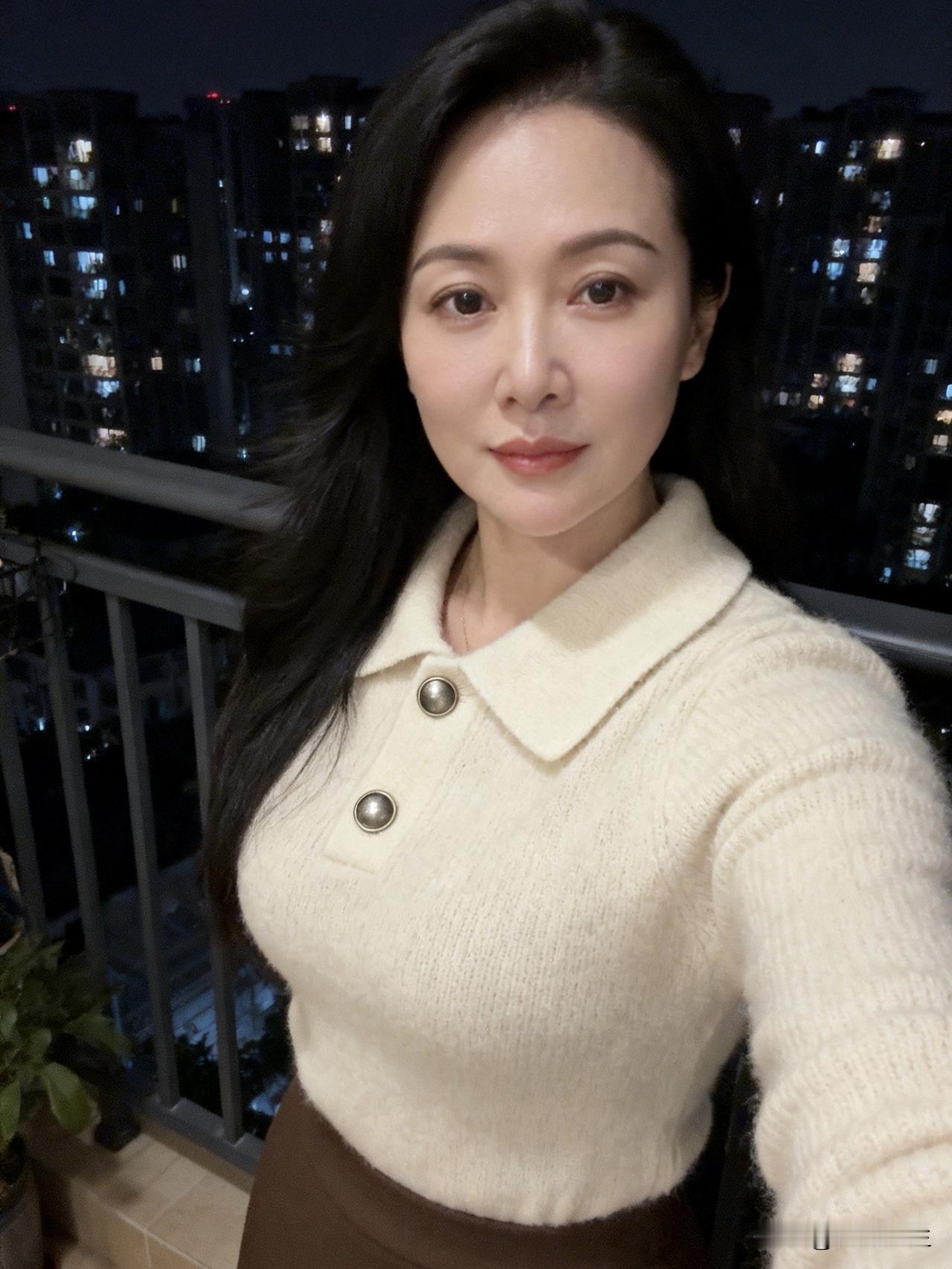 灯火阑珊处，小桥流水边，夜色温柔如水。一纸手绘，藏着人间烟火的美味，故事在舌尖绽