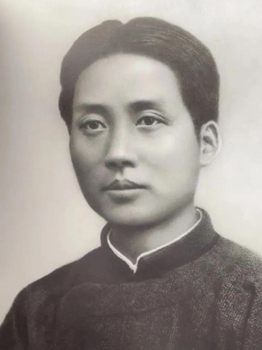 其实王仁君跟主席长的并不是特别像，把王仁君（剧照）跟主席的照片放一起比较，主席额