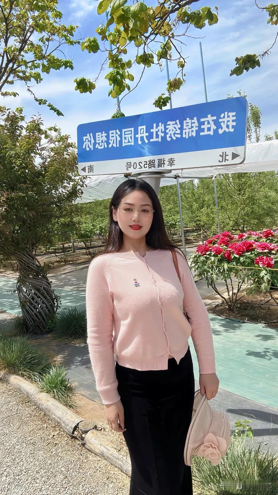 花间美人笑，春意满人间。