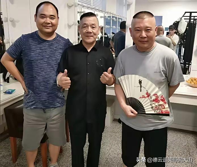 79岁的侯耀文徒弟，直播间喊“叫爷送茅台”，德云社师哥咋活成这样？杨进明的