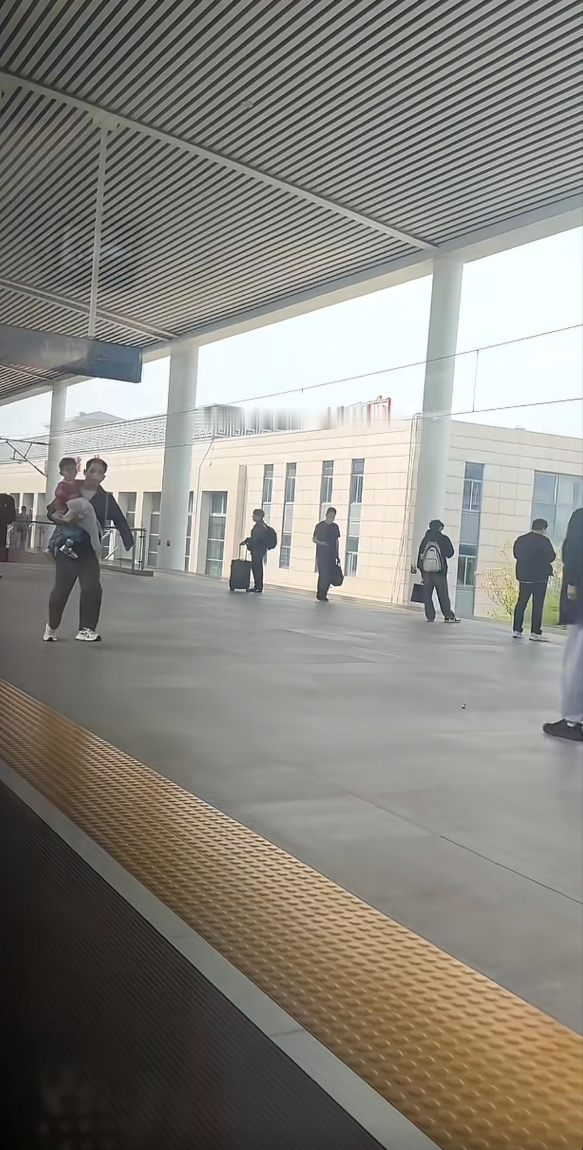 笑不活了~安徽，一位妈妈在高铁上，正拿着视频拍摄，列车已经开始启动了，结果车窗外