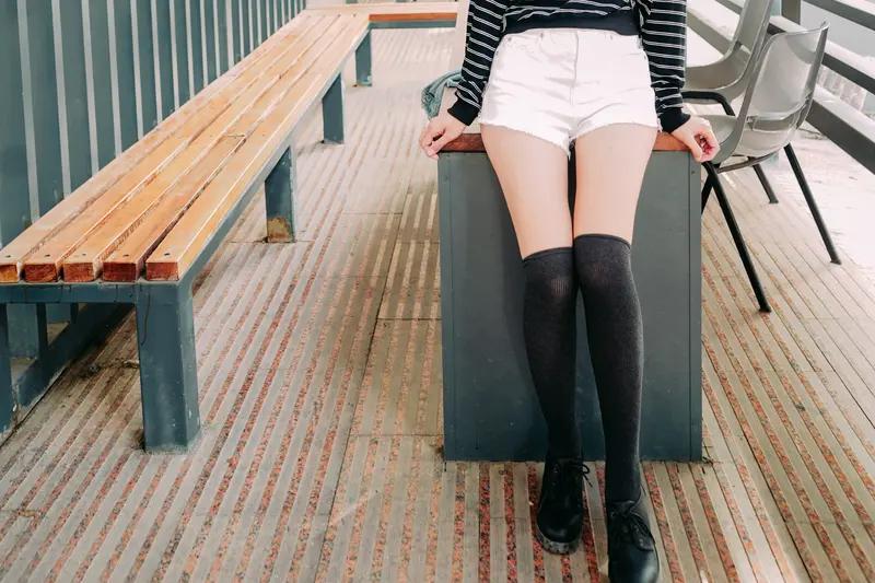 石油一涨价，几乎所有生活用品都会跟着涨，丝袜也会涨价的而且丝袜基本就是石油做的