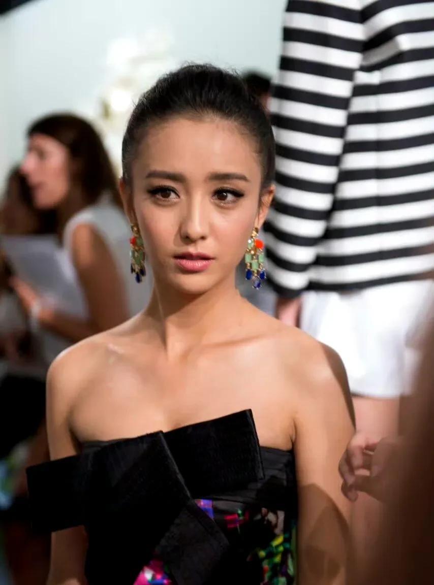 佟丽娅宛如从梦幻仙境降临的仙子！黑色修身裙完美勾勒傲人曲线，肌肤白皙似雪，眼神妩