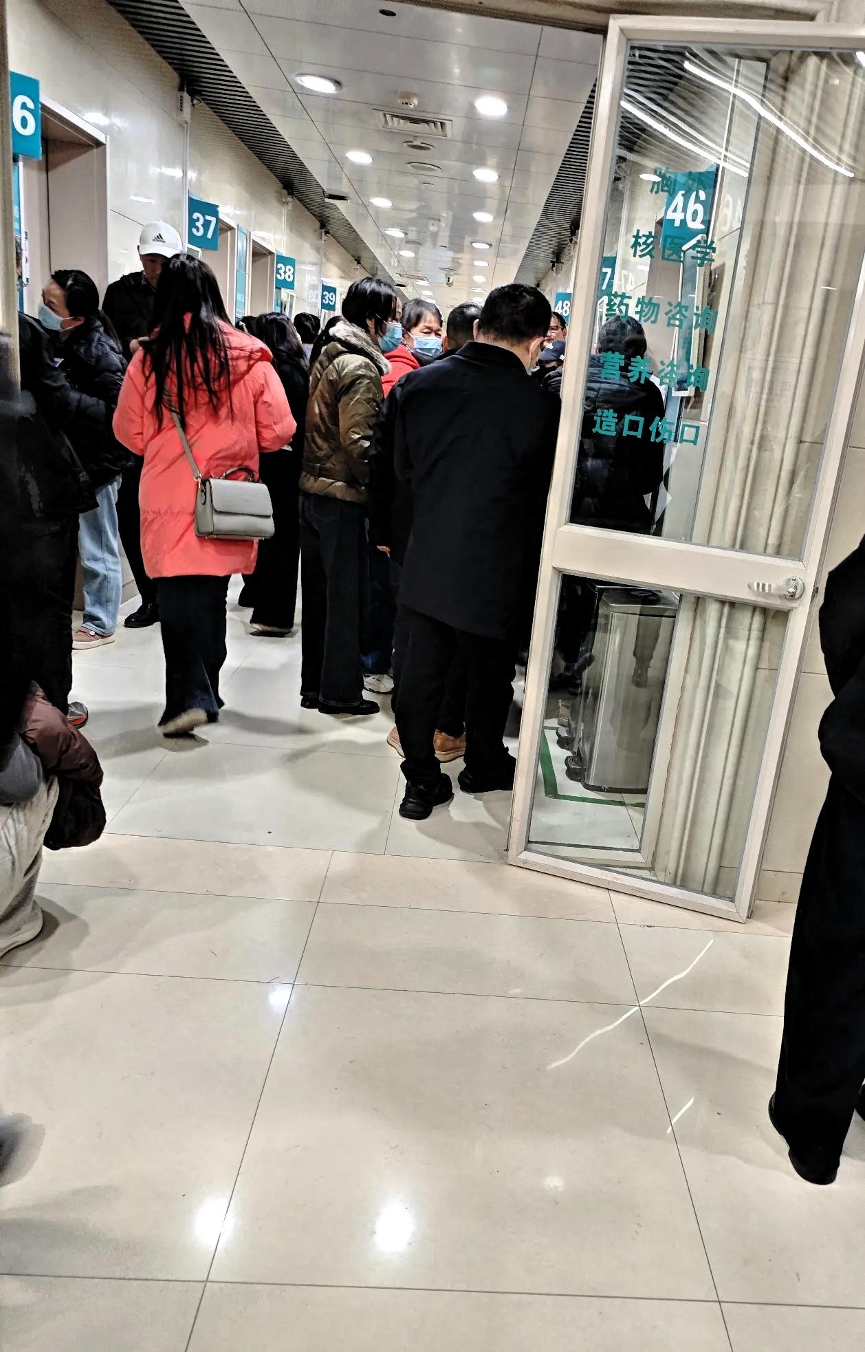 13岁男孩蹲在医院的角落里嚎啕大哭，原来是因为他的单亲妈妈被确诊为肺癌晚期！已