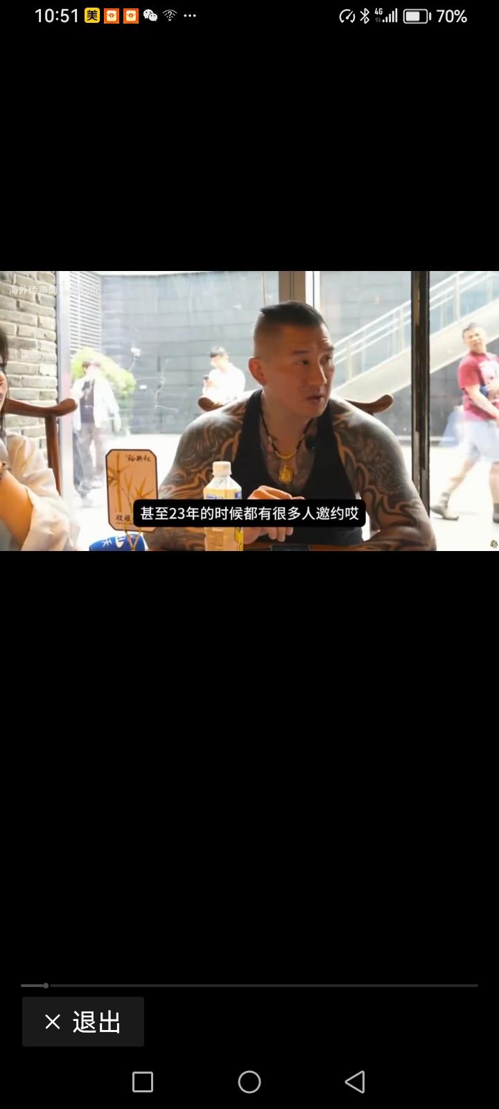 这两天台湾网红馆长又来到四川重庆旅游了，馆长现场直播，重庆的粉丝拉起了横幅，欢迎