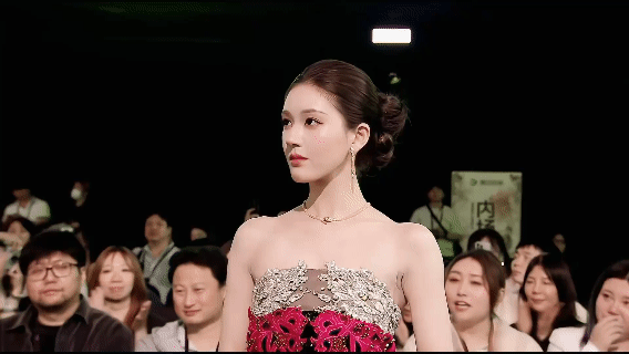 许妍回来了赵露思超级美！！！！！就是这个总年冠爽许我耀眼值得