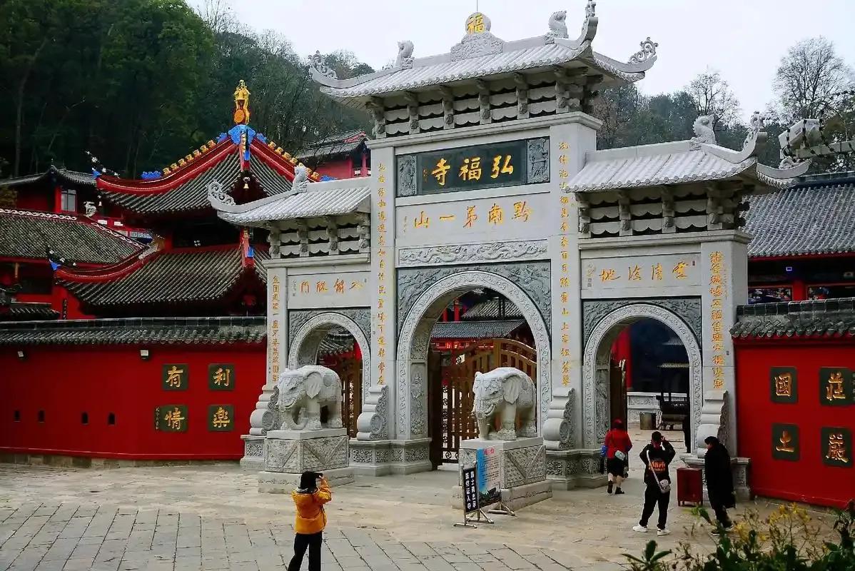 当许多中国人遇事喊“上帝保佑”时，贵州人只会喊“天，菩萨！”，哈哈，再搭配贵州方