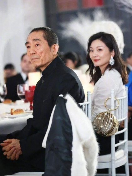 1999年，19岁的陈婷发现自己有了49岁张艺谋的孩子。陈婷打电话问张艺谋怎么办
