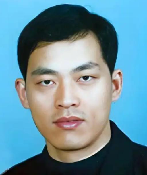 2003年，悍匪谢先荣被当场击毙，重重倒地、丧失生命体征。法医检查后发现，他的额