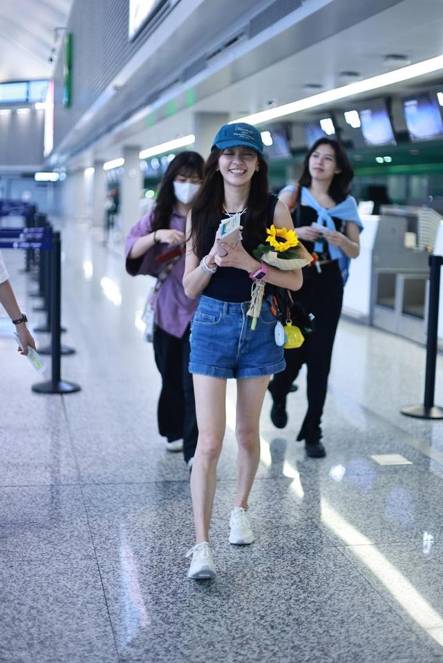 今天陈意涵现身上海机场，她如今看起来依然像个迷人的少女。陈意涵上身穿黑色背心
