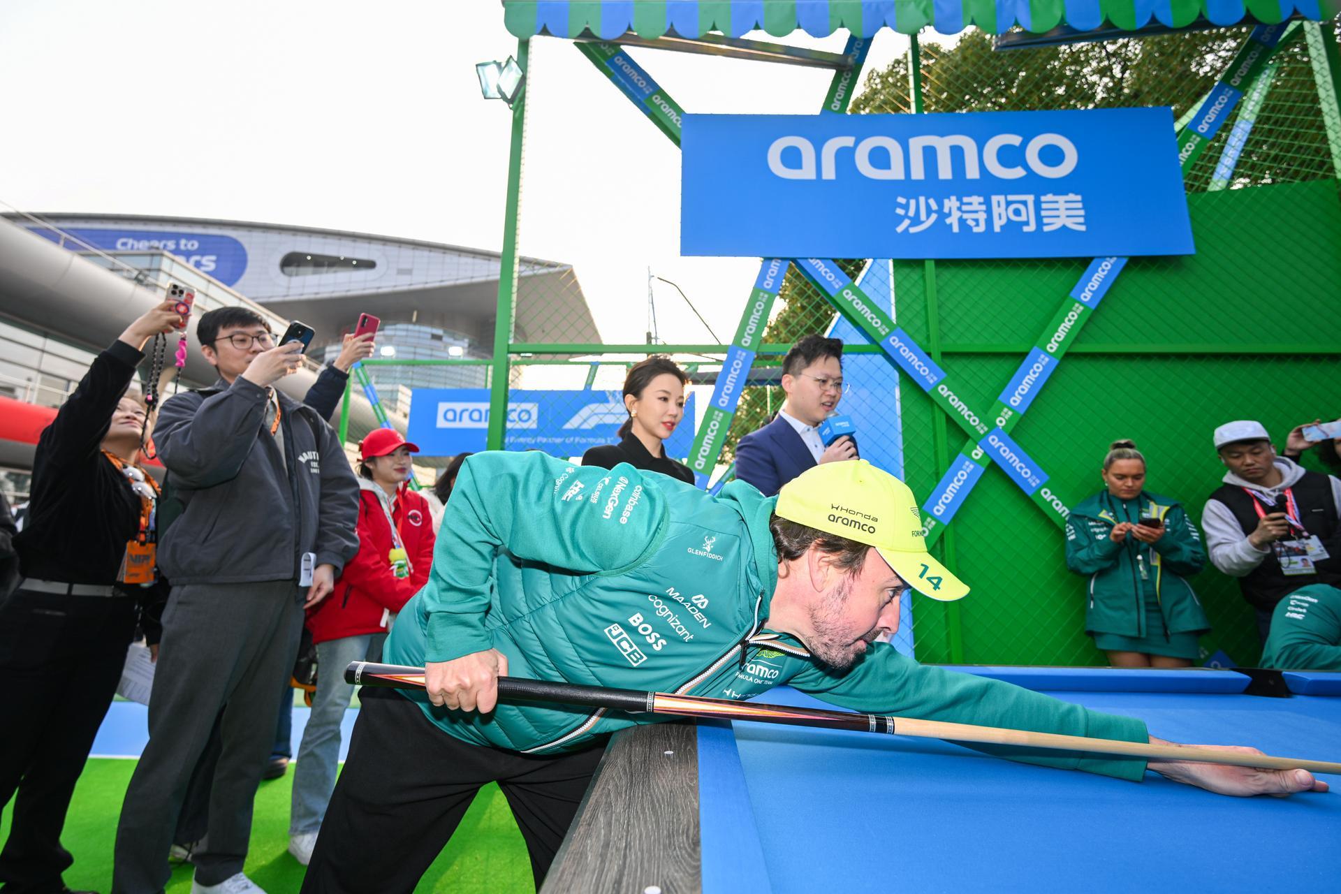 每年F1中国大奖赛沙特阿美的活动已经成惯例了送给头哥今年的锦旗今年也变成了三个?