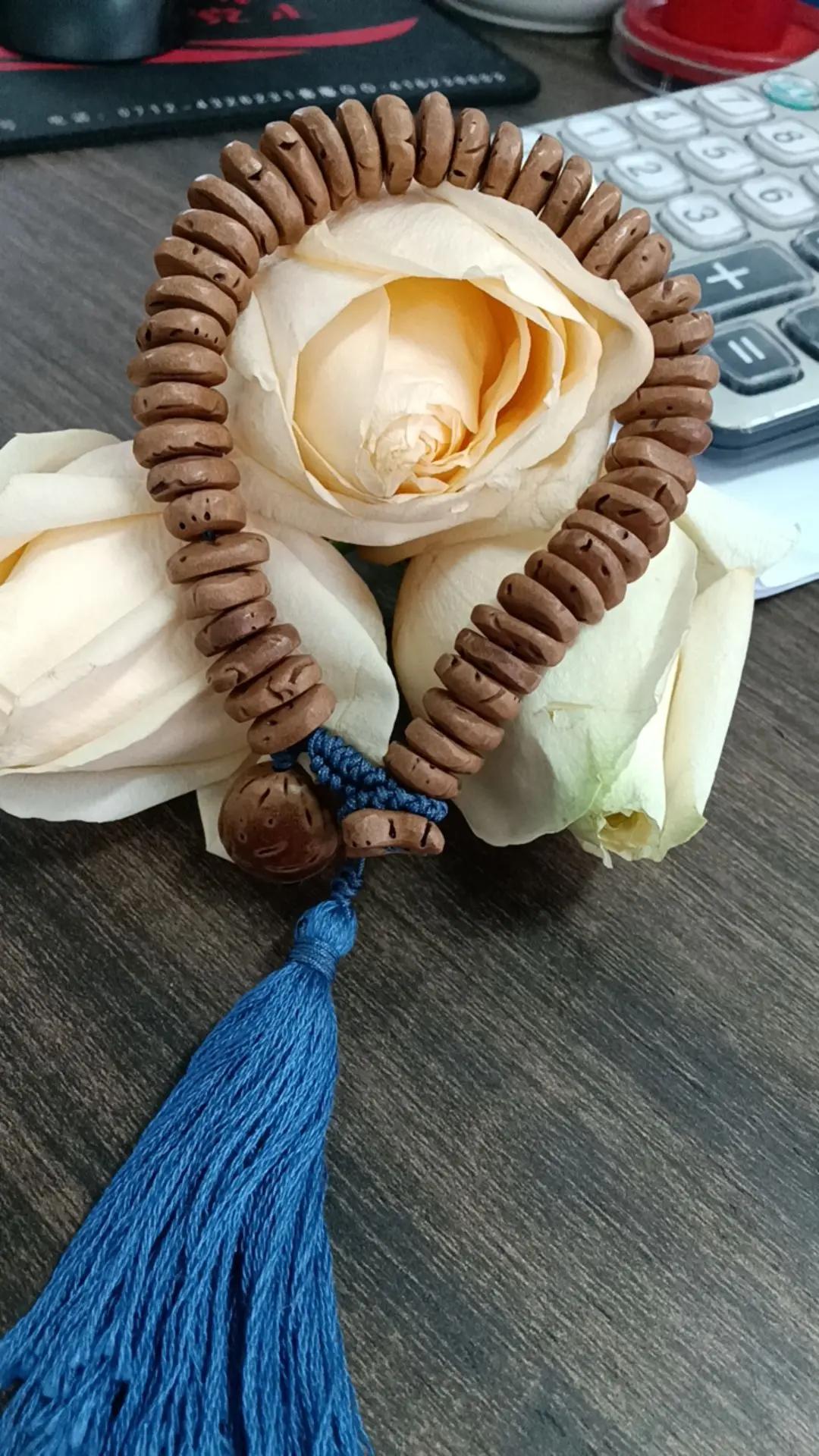 文玩爱好者手工打造手工文玩手串盘玩