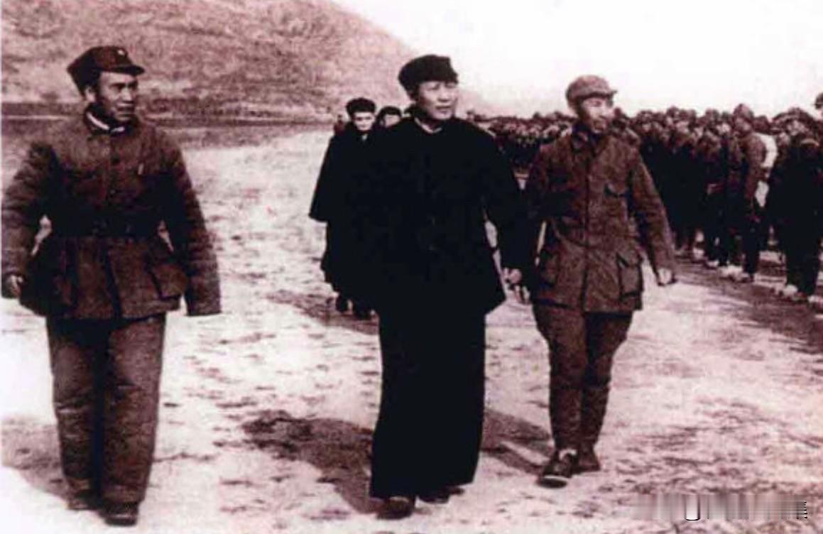 1944年10月31日，​毛泽东主席、朱德总司令由王震旅长陪同在延安飞机场检阅三