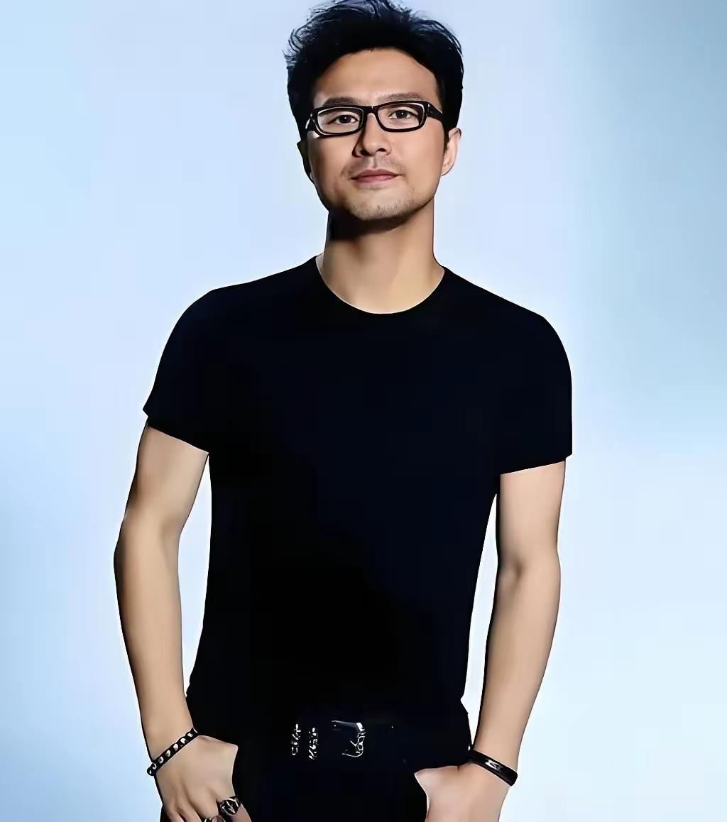 这下尴尬了不止现场观众知道就连章子怡都知道了，汪峰的演唱会被他唱出了跑调和高